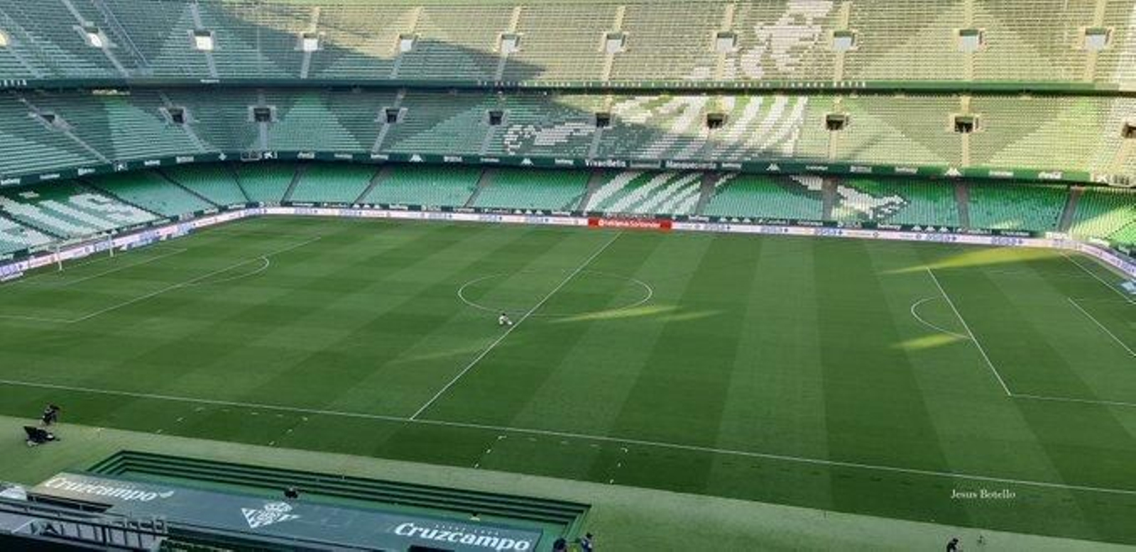 Mandi, ayer, sobre el césped del Villamarín al finalizar el partido.