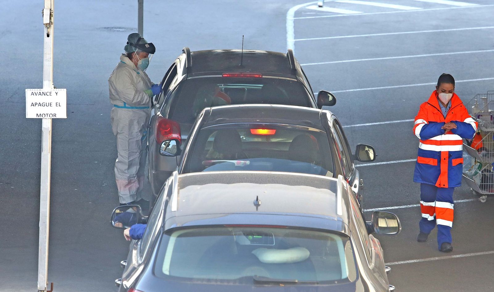 Sanitarios y vehículos en el autocovid del hospital de Jerez.