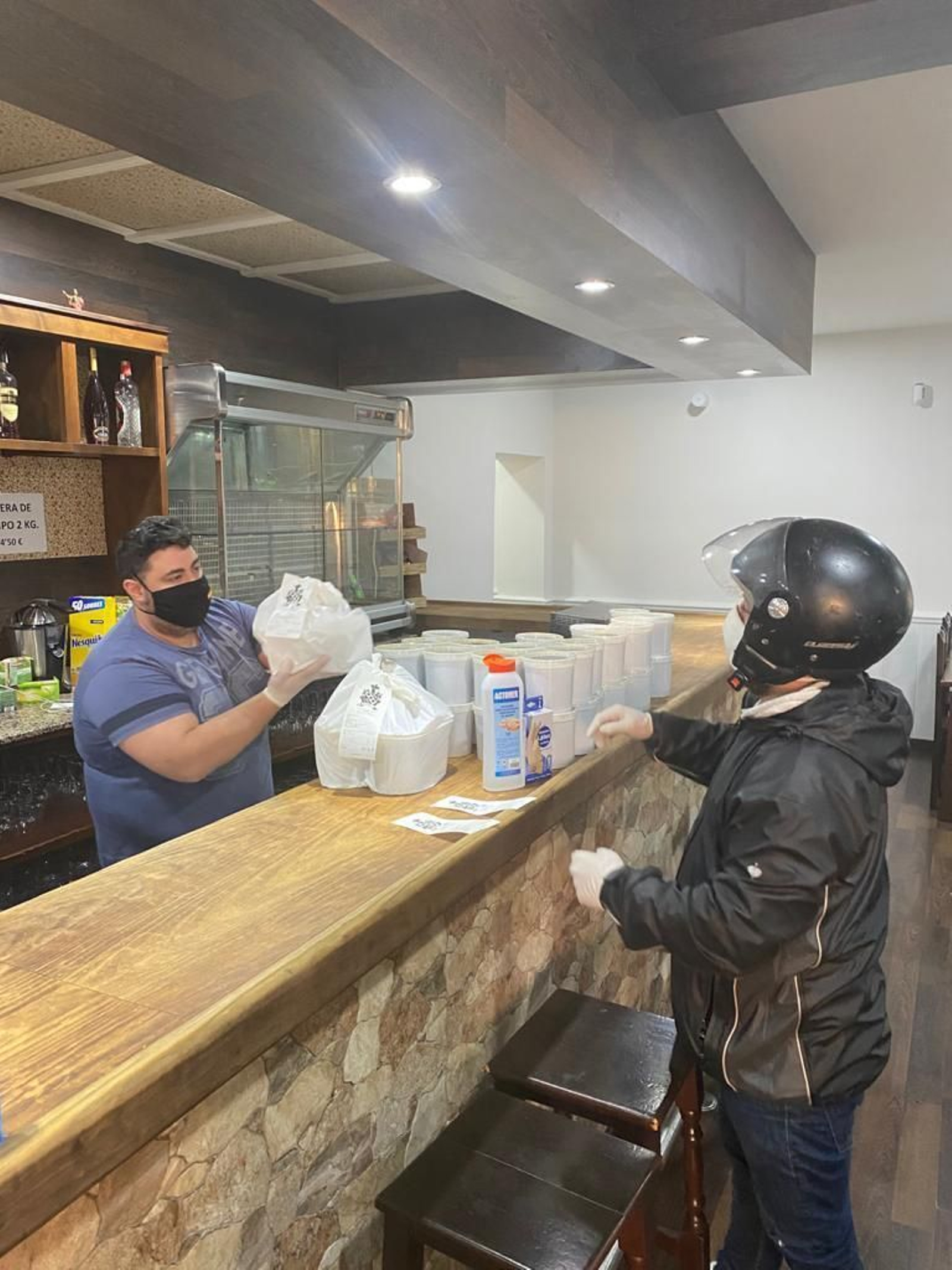 Jesús, responsable de la Venta Álvarez, con un repartidor.