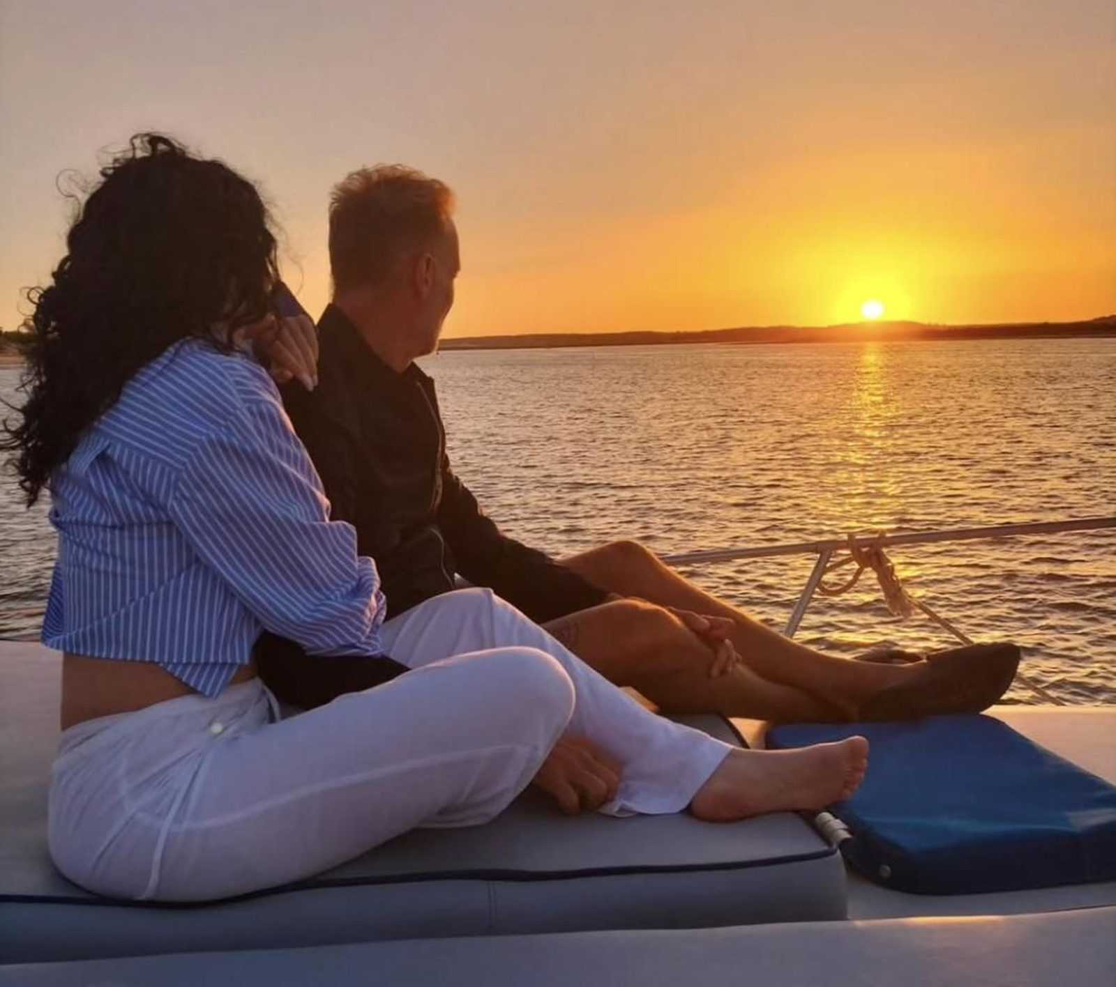 Pedro García Aguado junto a su pareja, en Huelva