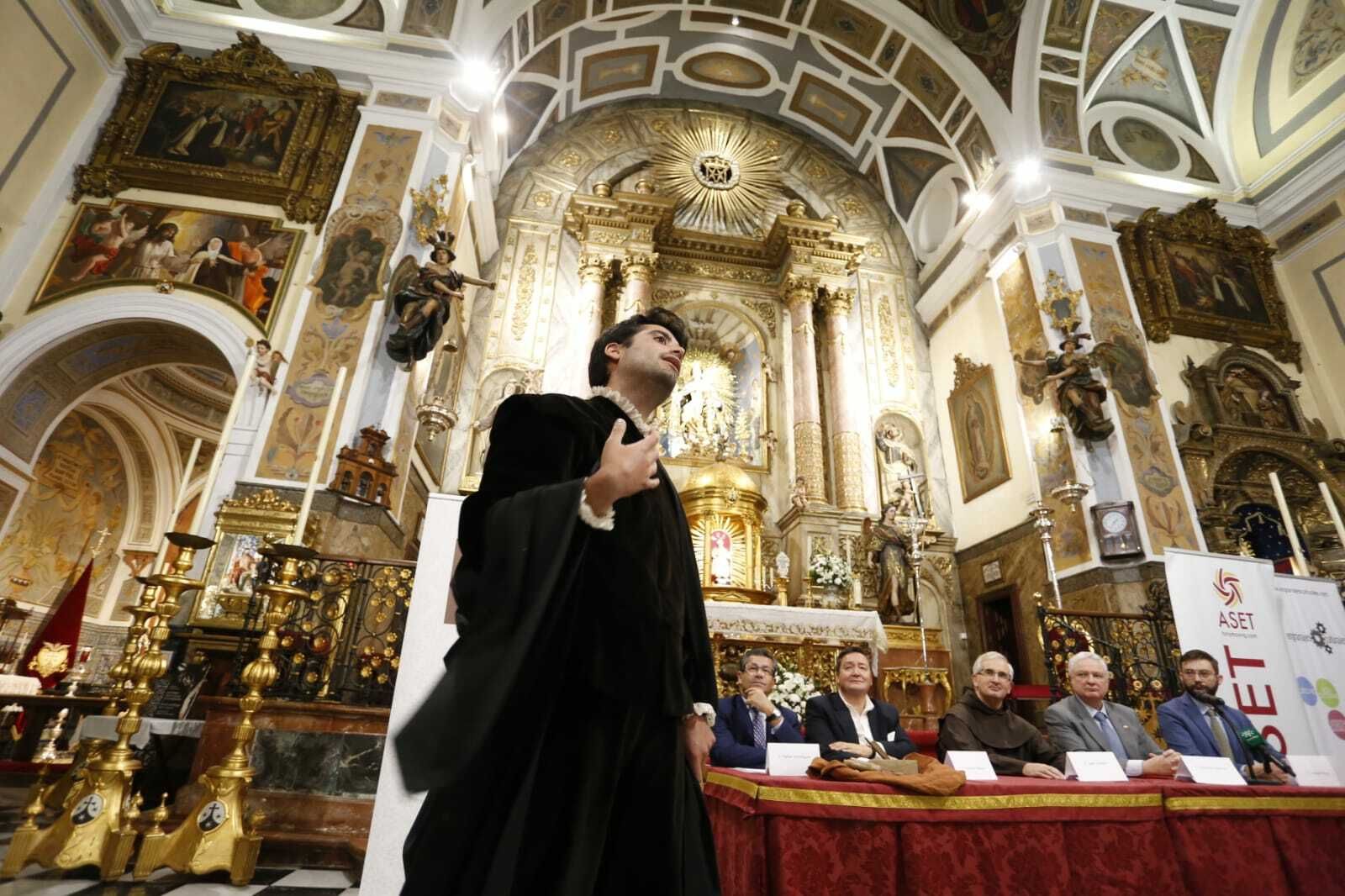Un actor haciendo de Martínez Montañés ante los impulsores de Conventum en el Santo Ángel.