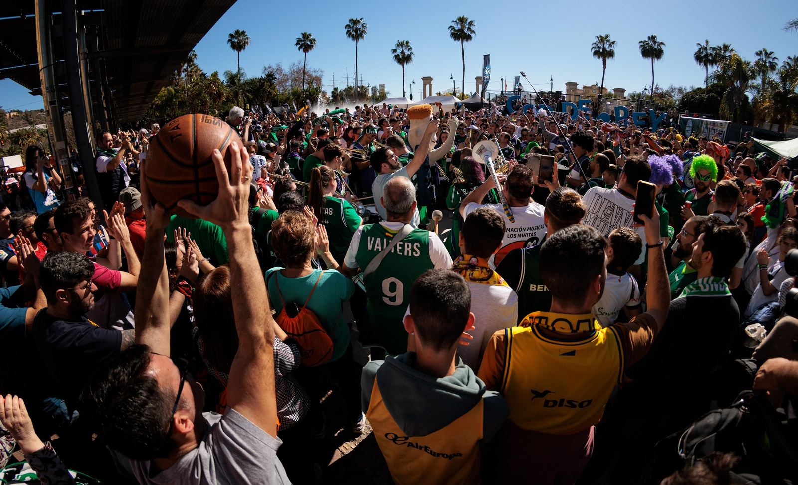 La invasión de las aficiones  de la Copa del centro de Málaga