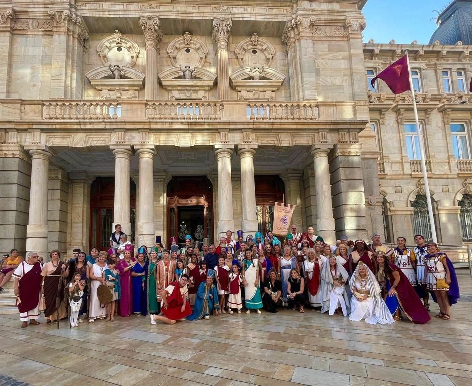 Así fue el paseo de la recreación de Cástulo de Linares por el desfile de Cartagena, en imágenes