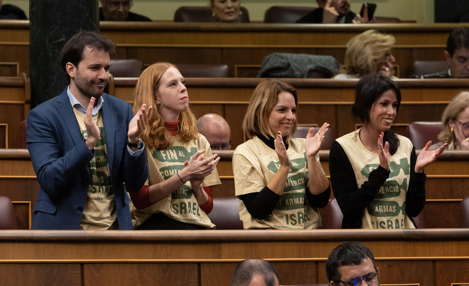 Cuatro parlamentarios de Podemos aplauden una intervención de Ione Belarra