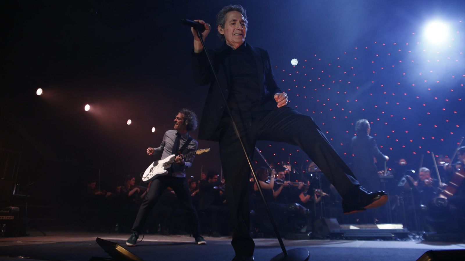 El cantante granadino demostró su talento natural como 'frontman' en el Palacio de Deportes.
