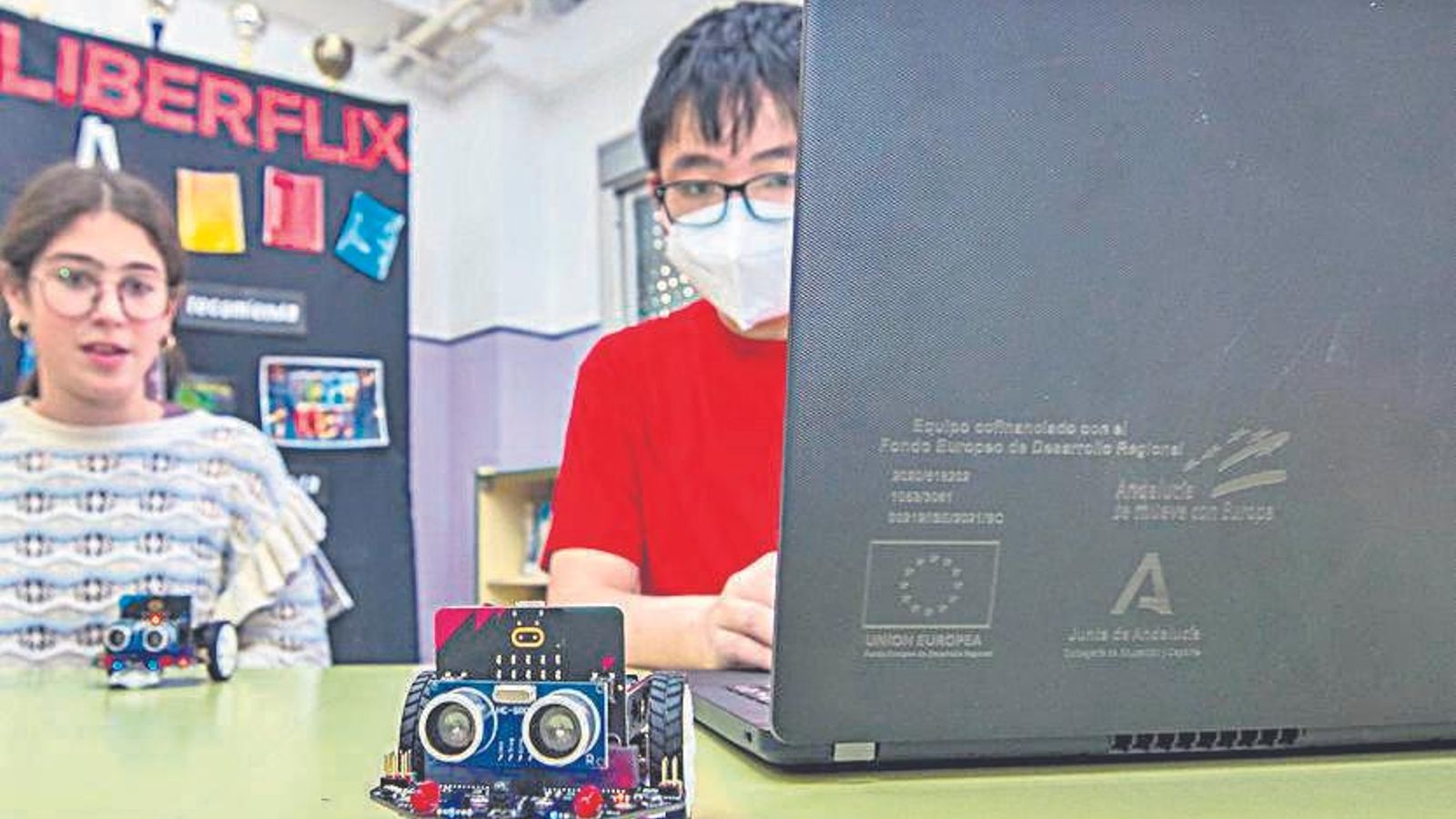 Los jóvenes se enfrentan a los nuevos retos que proponen las nuevas tecnologías. Los jóvenes se enfrentan a los nuevos retos que proponen las nuevas tecnologías.