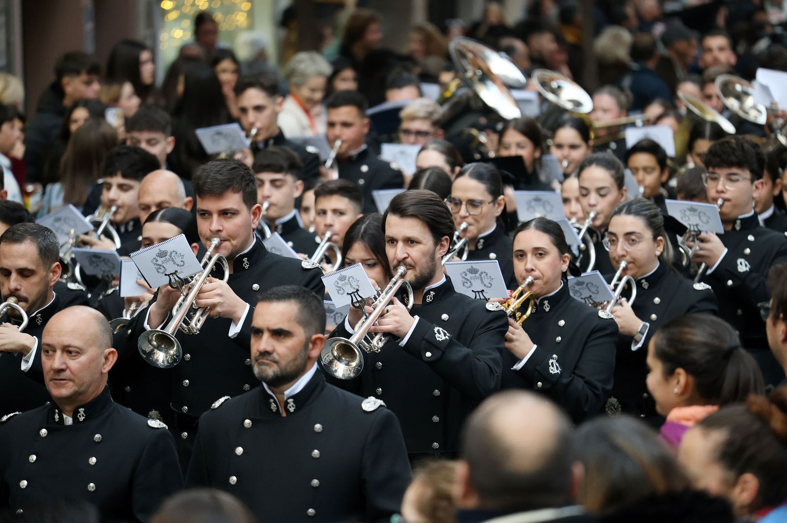 Imágenes del Heraldo Real anunciando la llegada de los Reyes Magos a Huelva