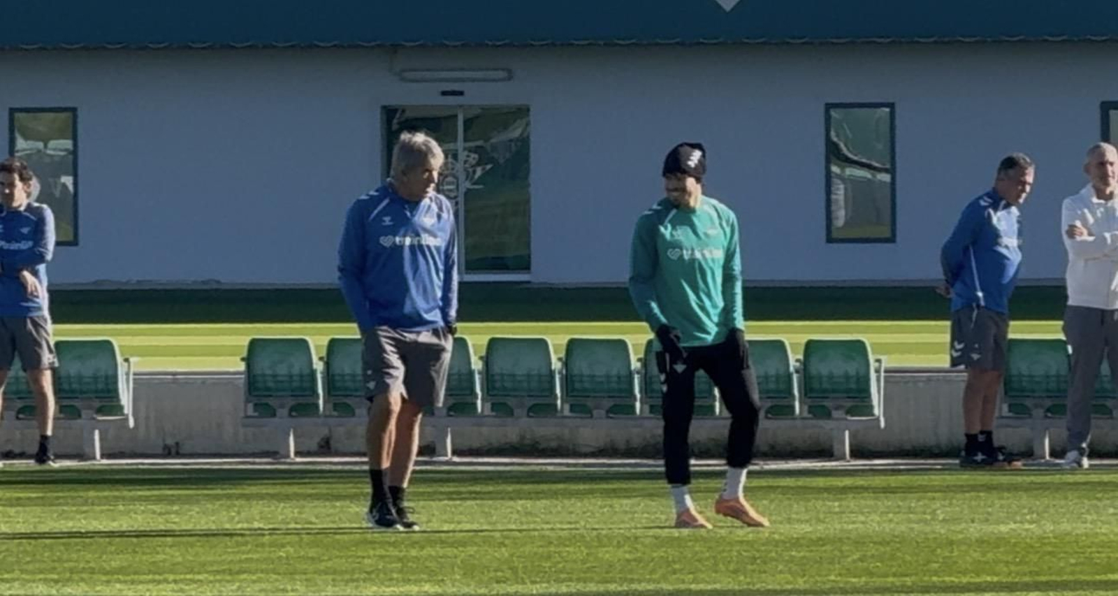 Abde habla con Manuel Pellegrini en el entrenamiento de este viernes