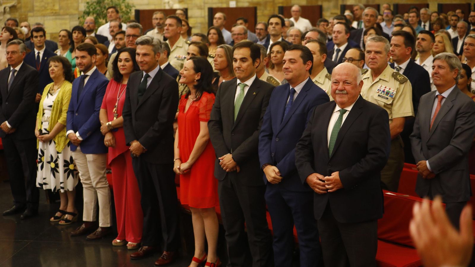 Representantes institucionales en el salón de actos Juan XIII de Rabanales.