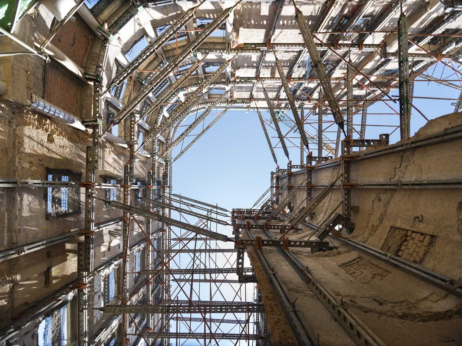 Una vista parcial de una de las fachadas del edificio apuntalada.