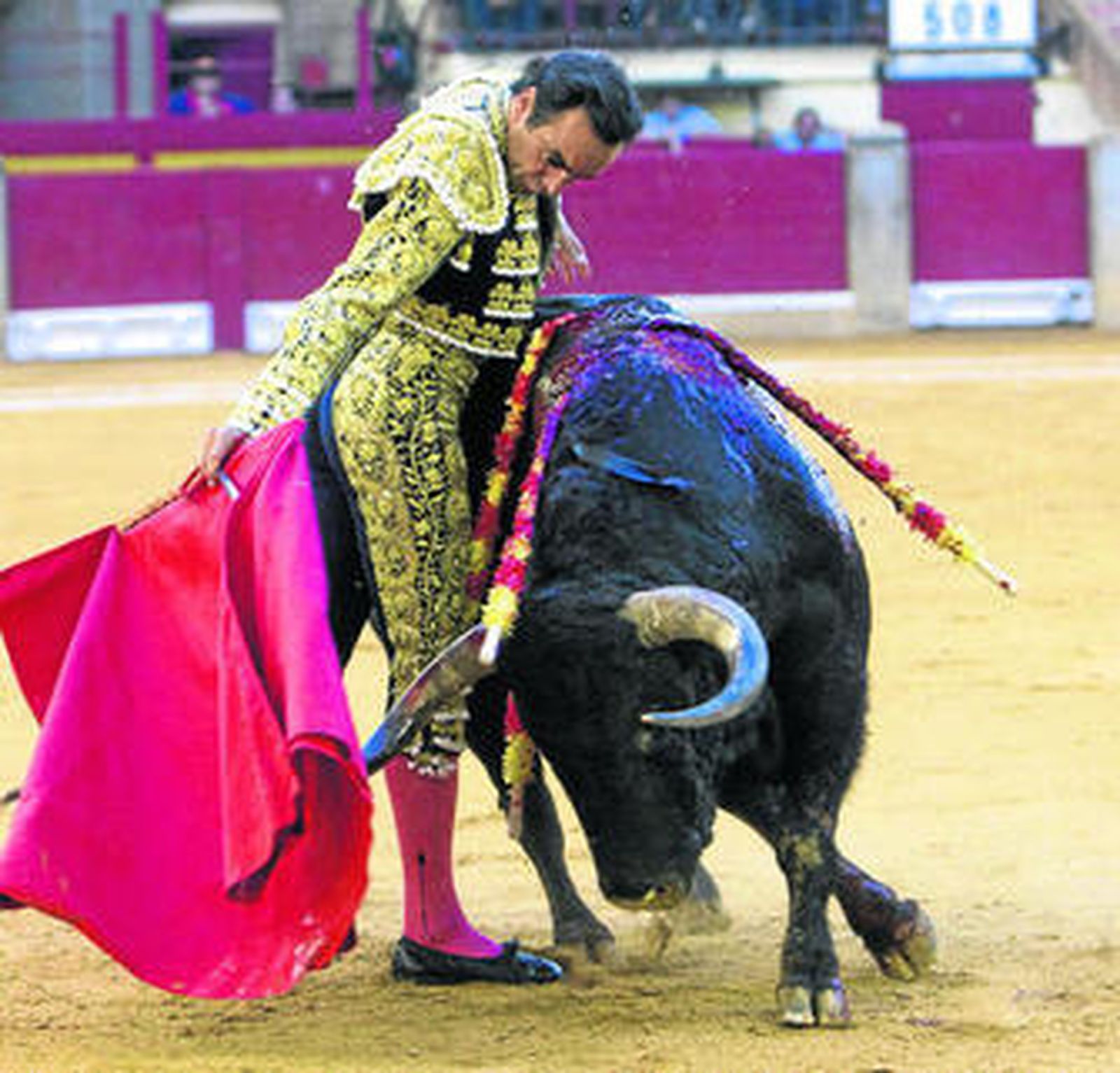 Daniel Luque, en una trincherilla al sexto toro, al que cortó una oreja.