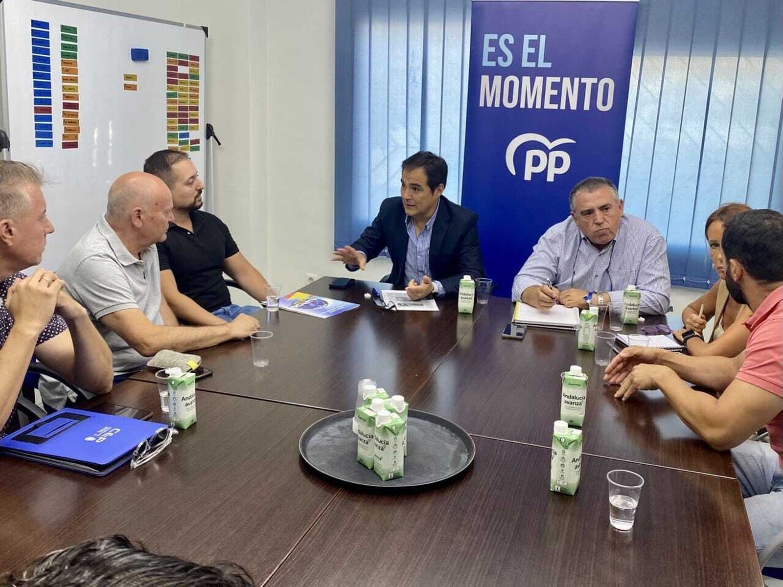 José Antonio Nieto, en el centro, durante la reunión con sindicatos policiales en Córdoba.