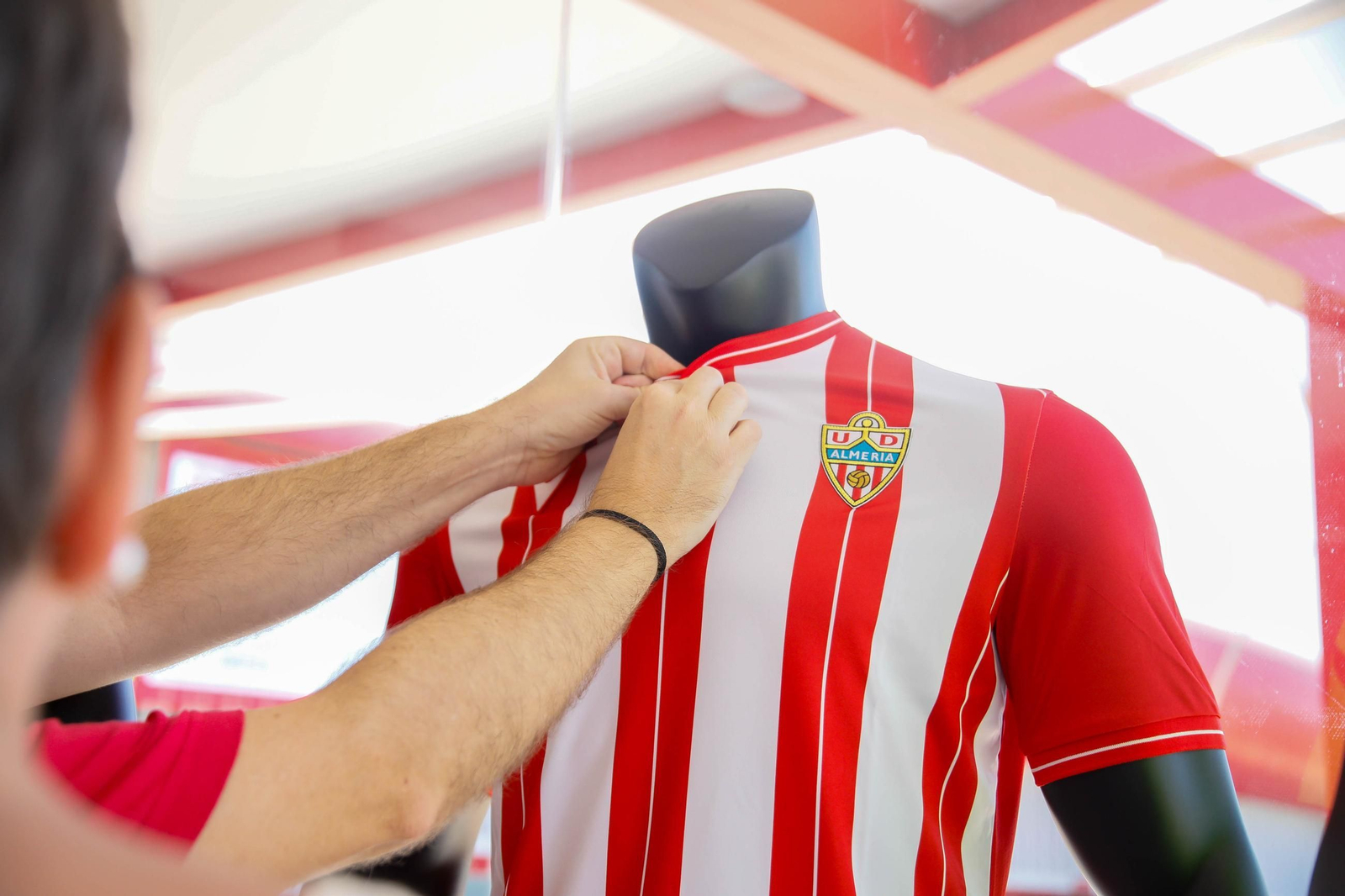 Las imágenes de la campaña de abonos de la UDA y apertura de la tienda del club