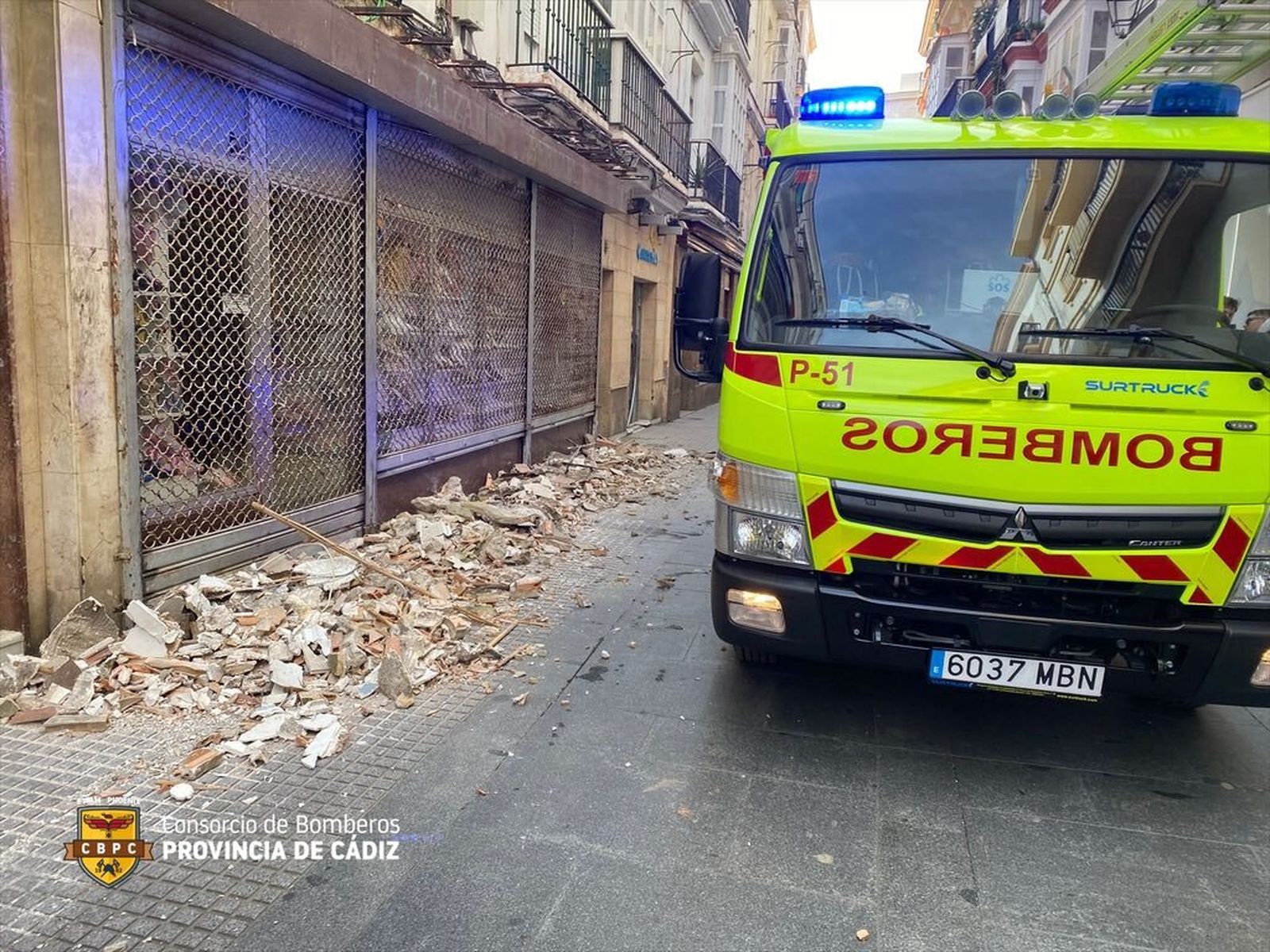 Los restos de la cornisa recién desmontada esta tarde.