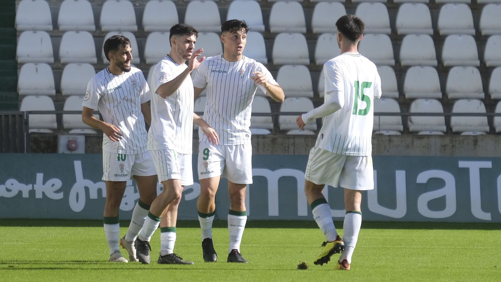 Joaquín Delgado, en el centro de la imagen con el número 9, celebra un gol del Córdoba B con sus compañeros.