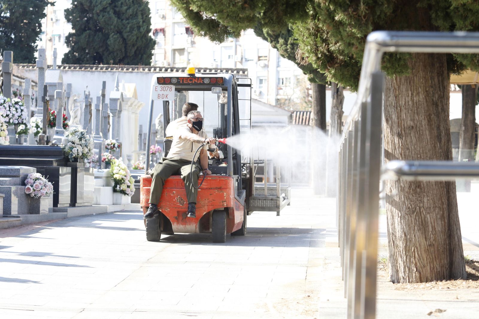 El covid-19 motiva un Día de los Santos de recogimiento en los cementerios de Córdoba