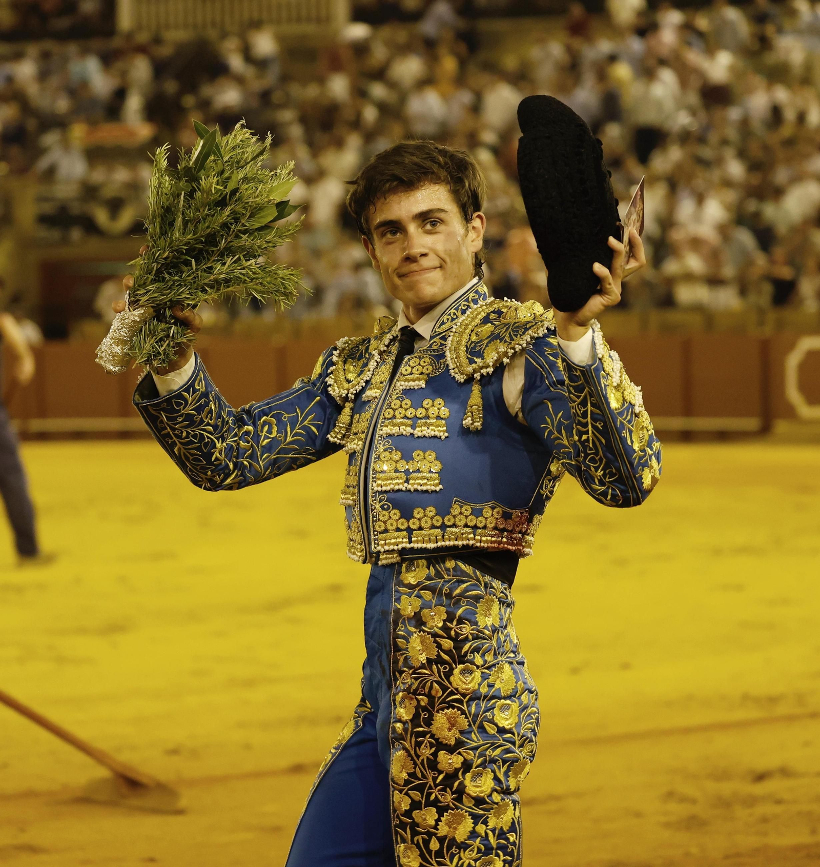 Julio Aparicio da la vuelta al ruedo después de cortar una oreja en la final del ciclo de promoción.