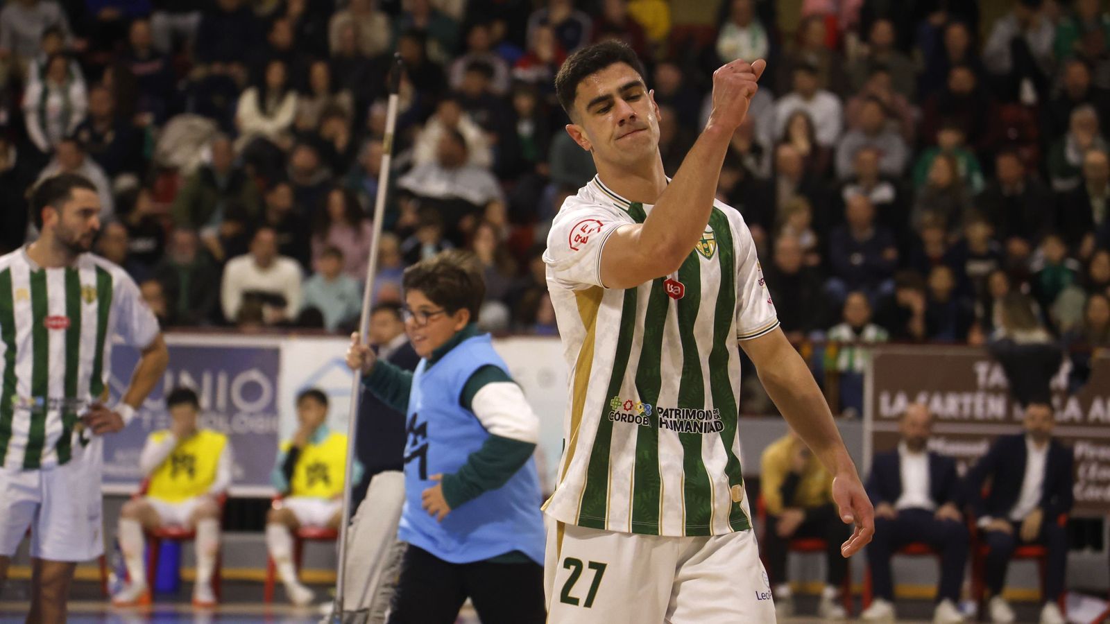 Carlos Gómez, del Córdoba Futsal, frustrado tras uno de los goles del Alzira en Vista Alegre.