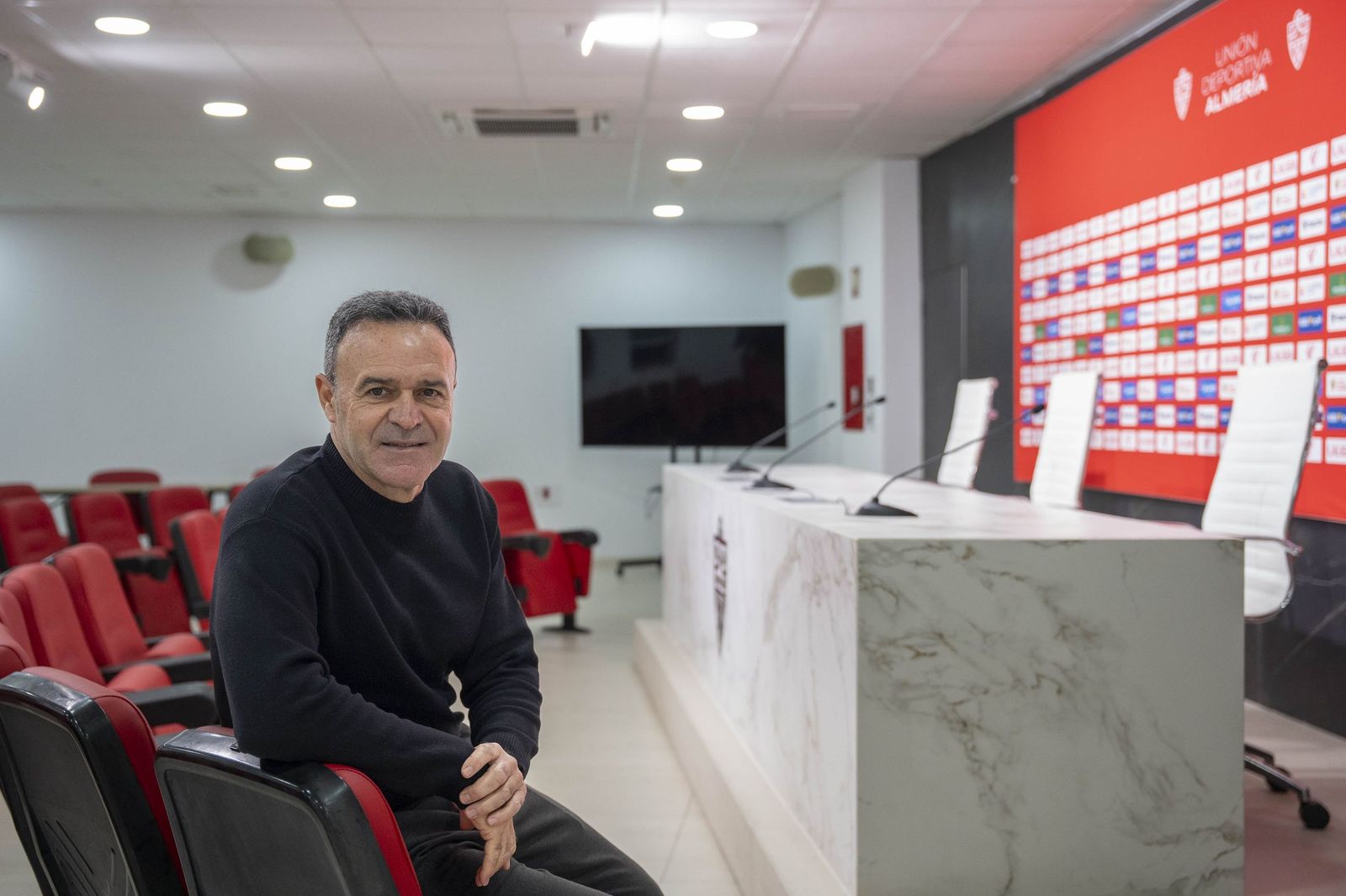 El técnico almeriense durante la sesión de fotos en la sala de prensa del Estadio de los Juegos Mediterráneos.