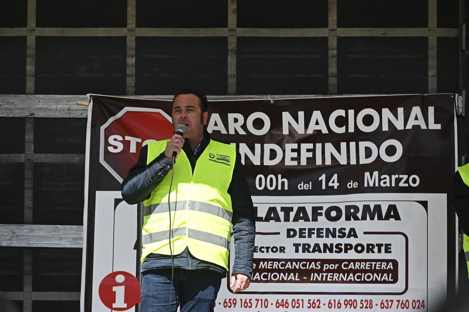 Manuel Hernández, presidente de la Plataforma Nacional en Defensa del Sector del Transporte, da un discurso durante la asamblea