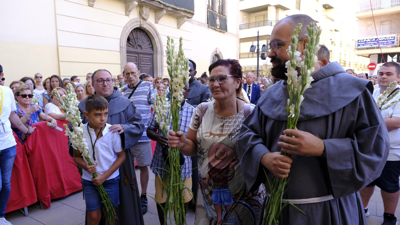 La ofrenda floral a la Virgen del Mar en la Feria de Almería 2025, en imágenes