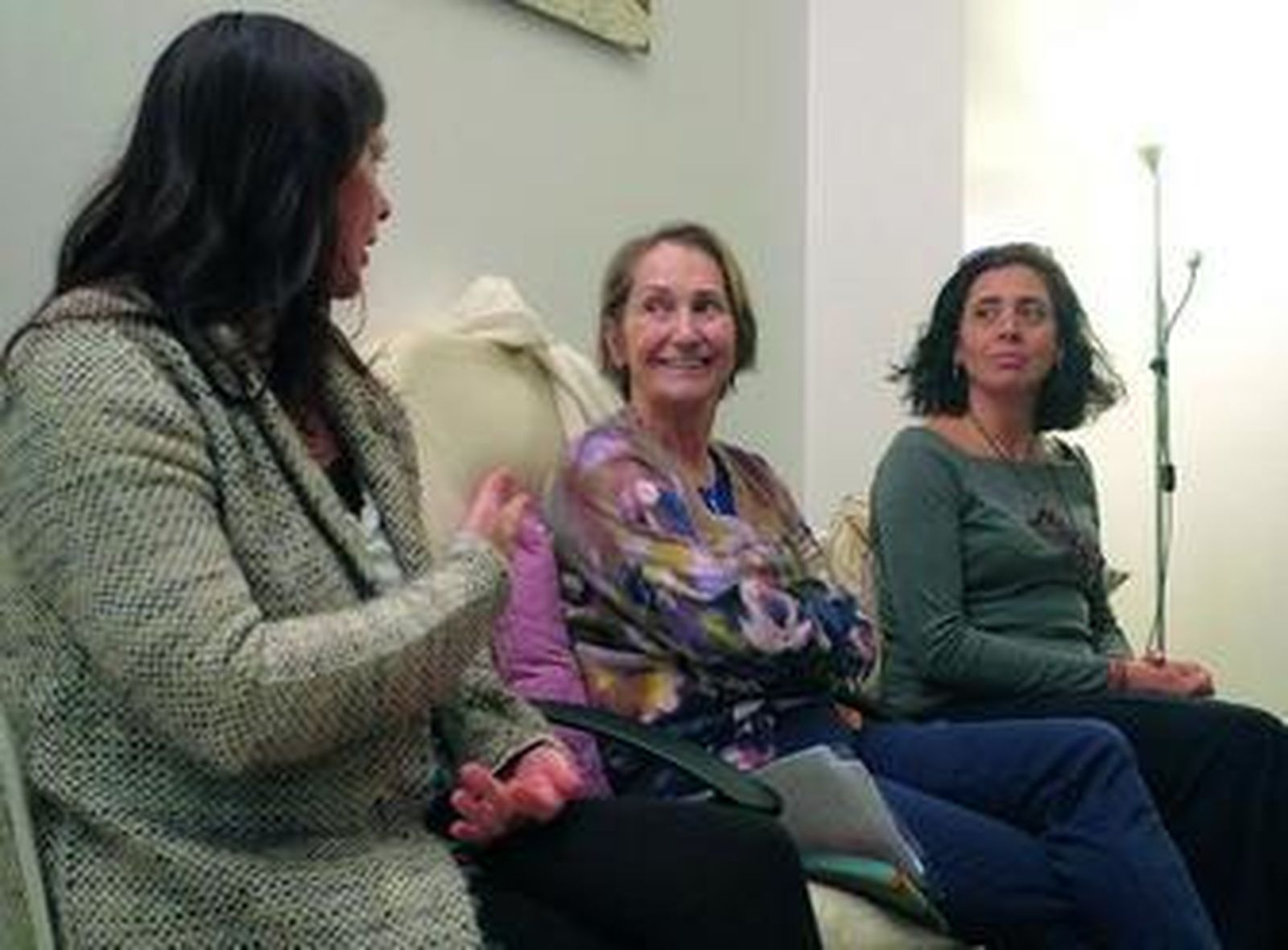 Carmen Durán, ayer entre Ana León y Belén Hernández, responsables del Centro de Psicología y Terapia Gestalt, antes de su intervención.