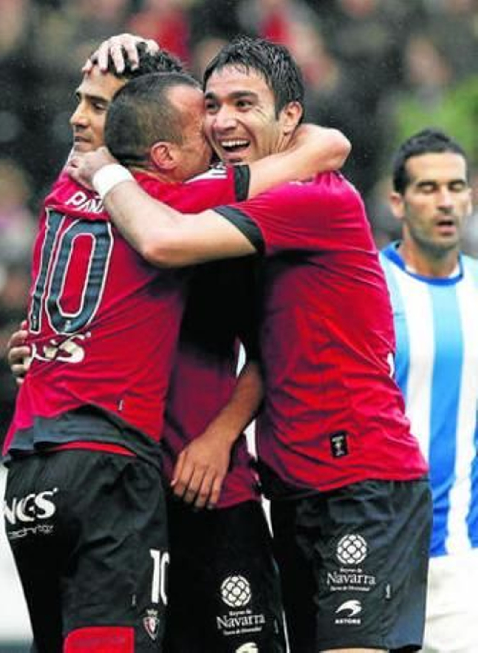 Masoud, Puñal y Nekounam se abrazan.