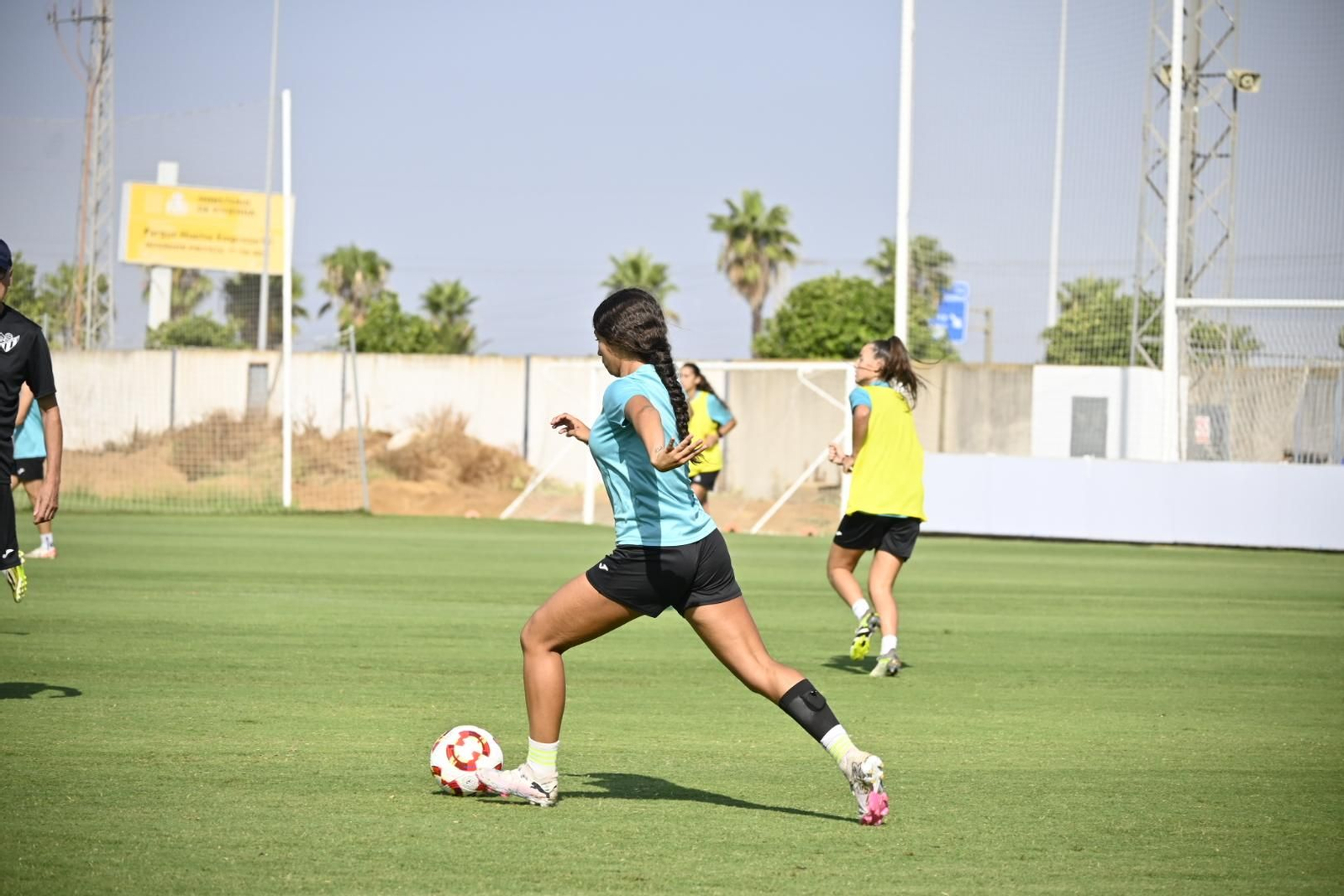 Entrenamiento del Sporting de Huelva a puertas abiertas, en imágenes