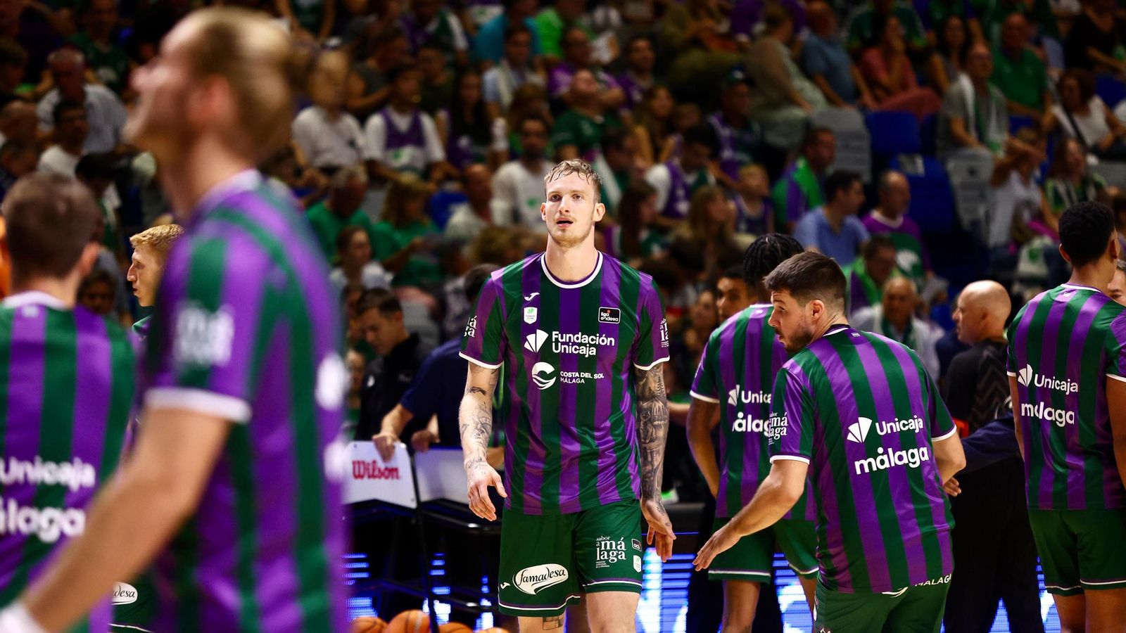 La fiesta previa del Unicaja: Subida de bandera, homenaje a Toñi García, nuevo videomarcador...