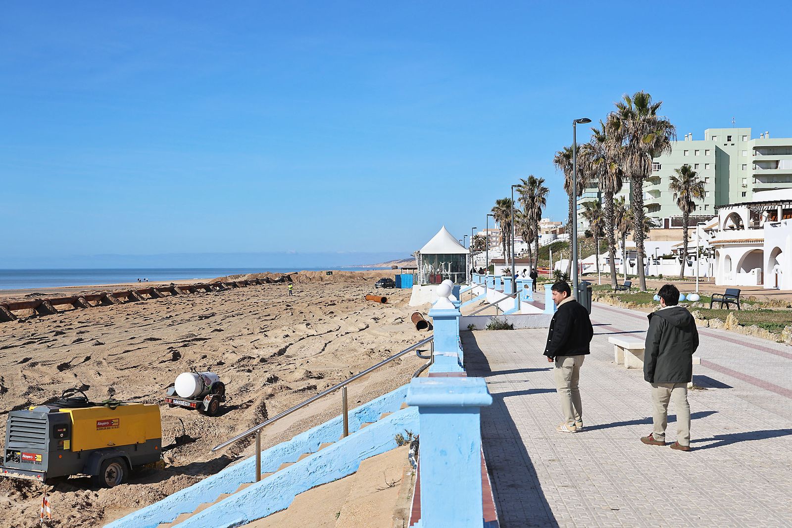Fotografías de la concentración de los vecinos de Matalascañas tras los destrozos del paseo marítimo