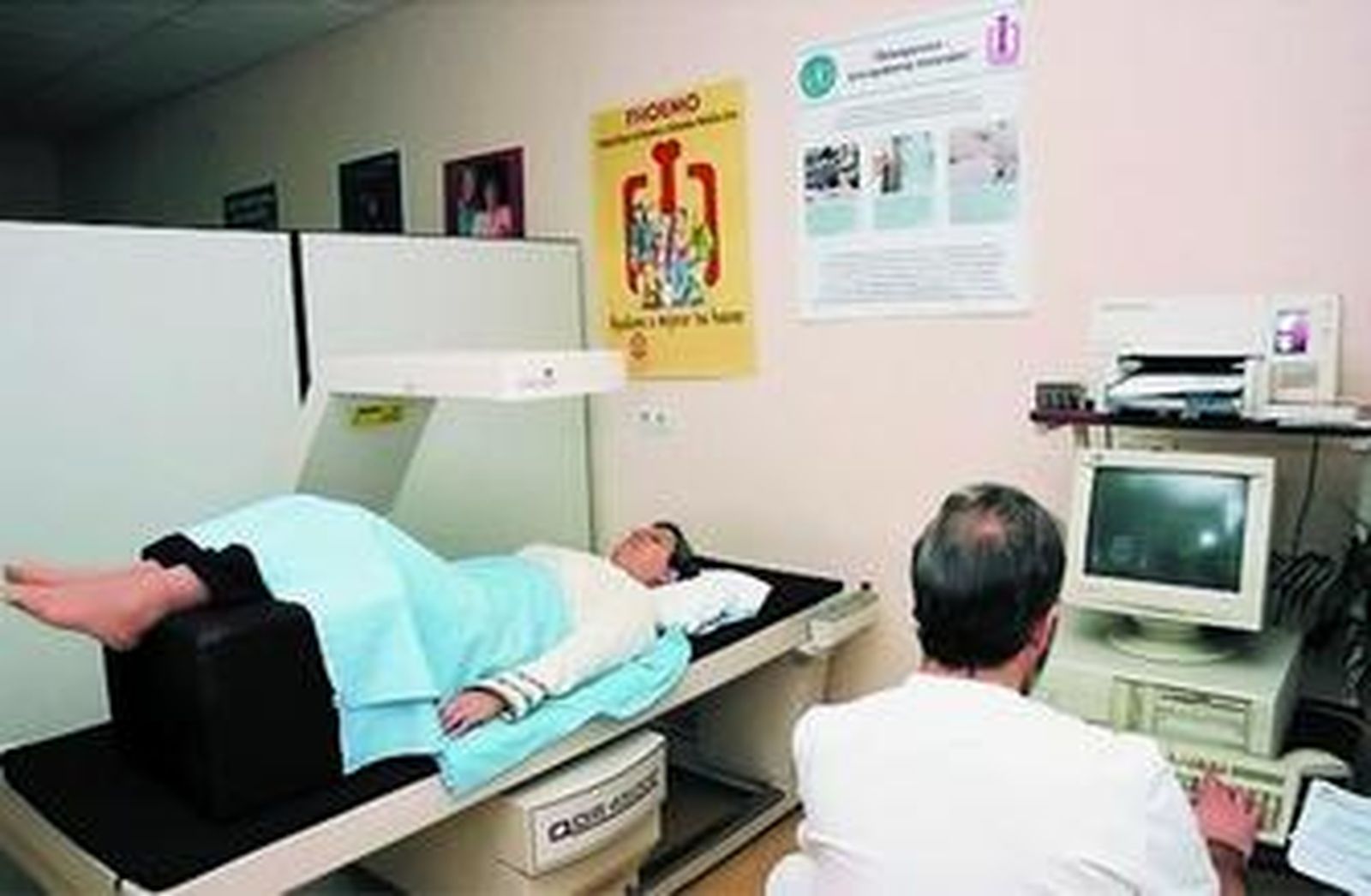 Realización de una densitometría ósea, en un aparato DXA.