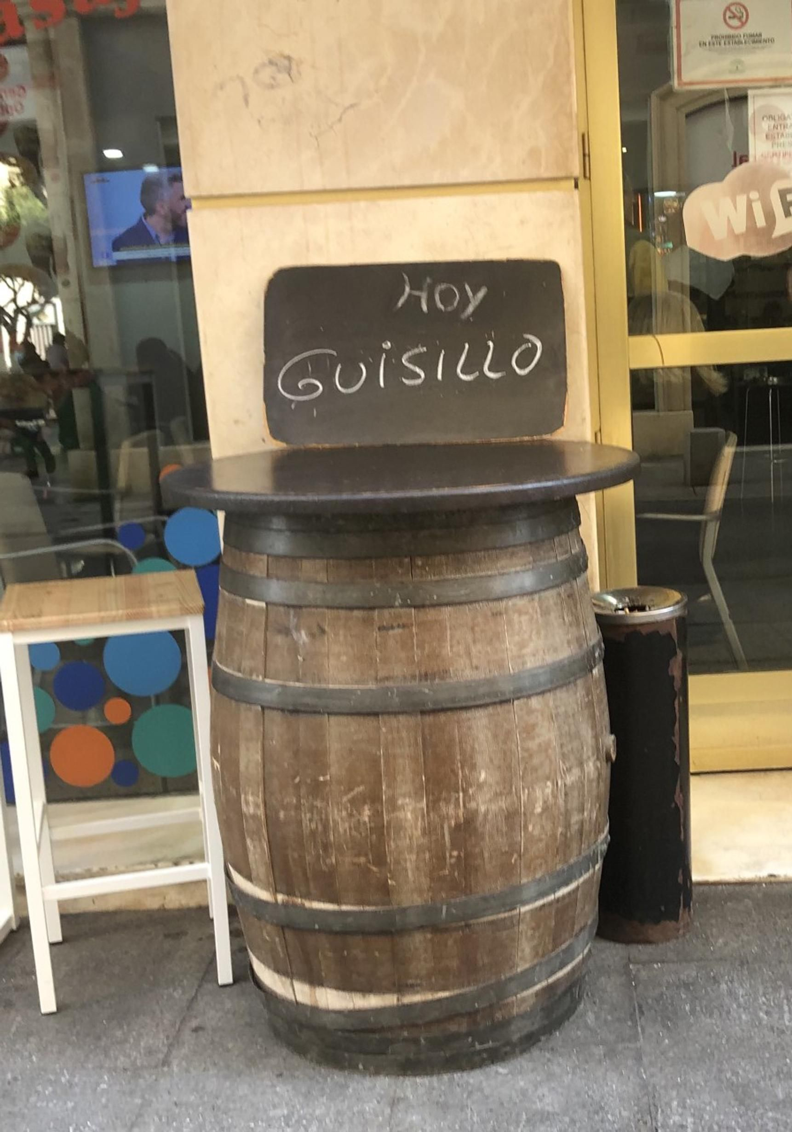 Una pizarrilla anuncia en “Parrilla Pasaje” el guisillo como plato del día