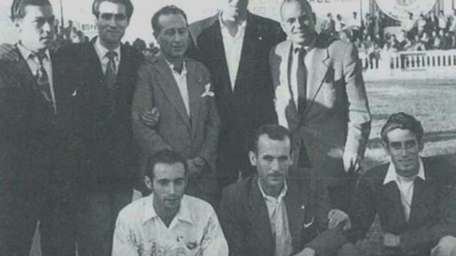 Salvador El Pantalón, El Mono (Jerónimo), Manolito el chófer, Calero y Maestro Soro. Agachados Agustín Pol, Fernando Fresneda y Gran Felipe