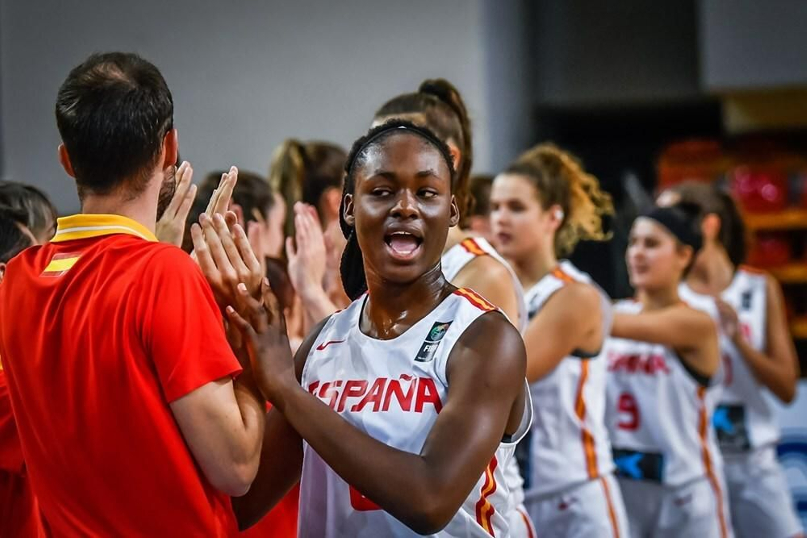 Chiso Okafor celebra el triunfo ante Italia.
