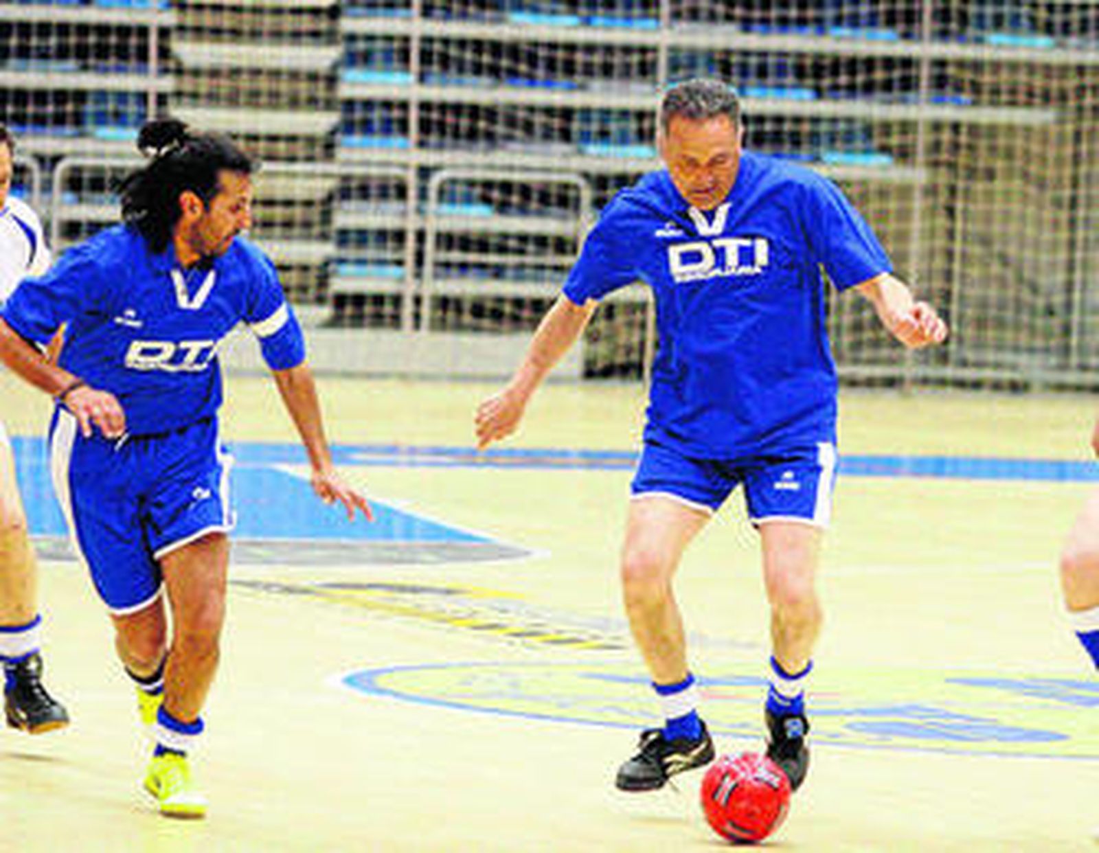 Arcángel (derecha) y Rafael Gordillo, durante un encuentro benéfico celebrado en Huelva.