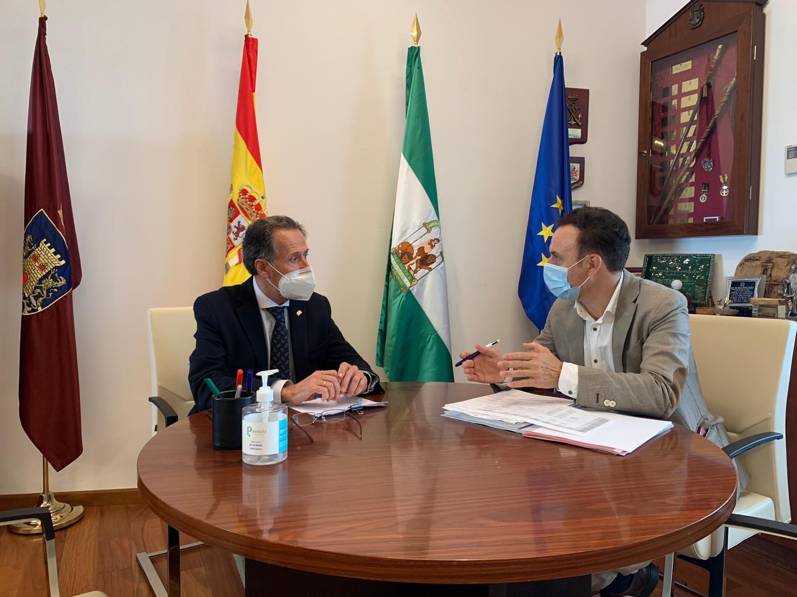 Encuentro mantenido por el alcalde de Chiclana y el diputado provincial de Servicios Sociales.