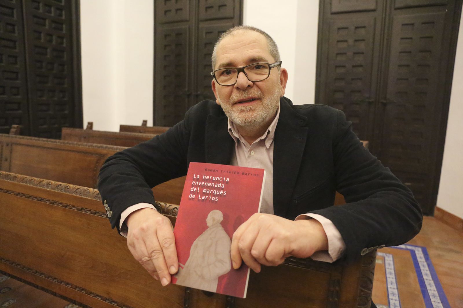 Ramón Triviño, en la Sociedad Económica, con su libro.