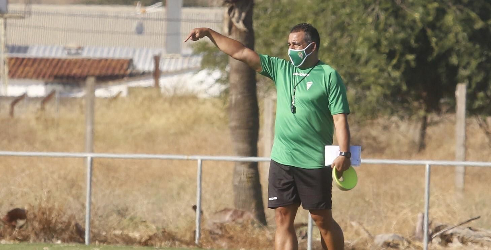 Germán Crespo da indicaciones durante un entrenamiento del Córdoba B.