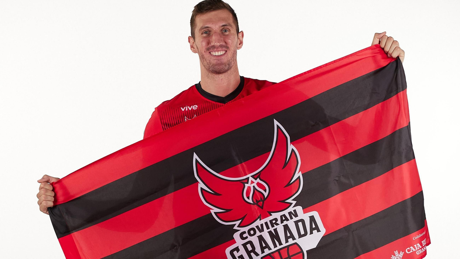 Rubén Guerrero, con la bandera nazarí. Rubén Guerrero, con la bandera nazarí.