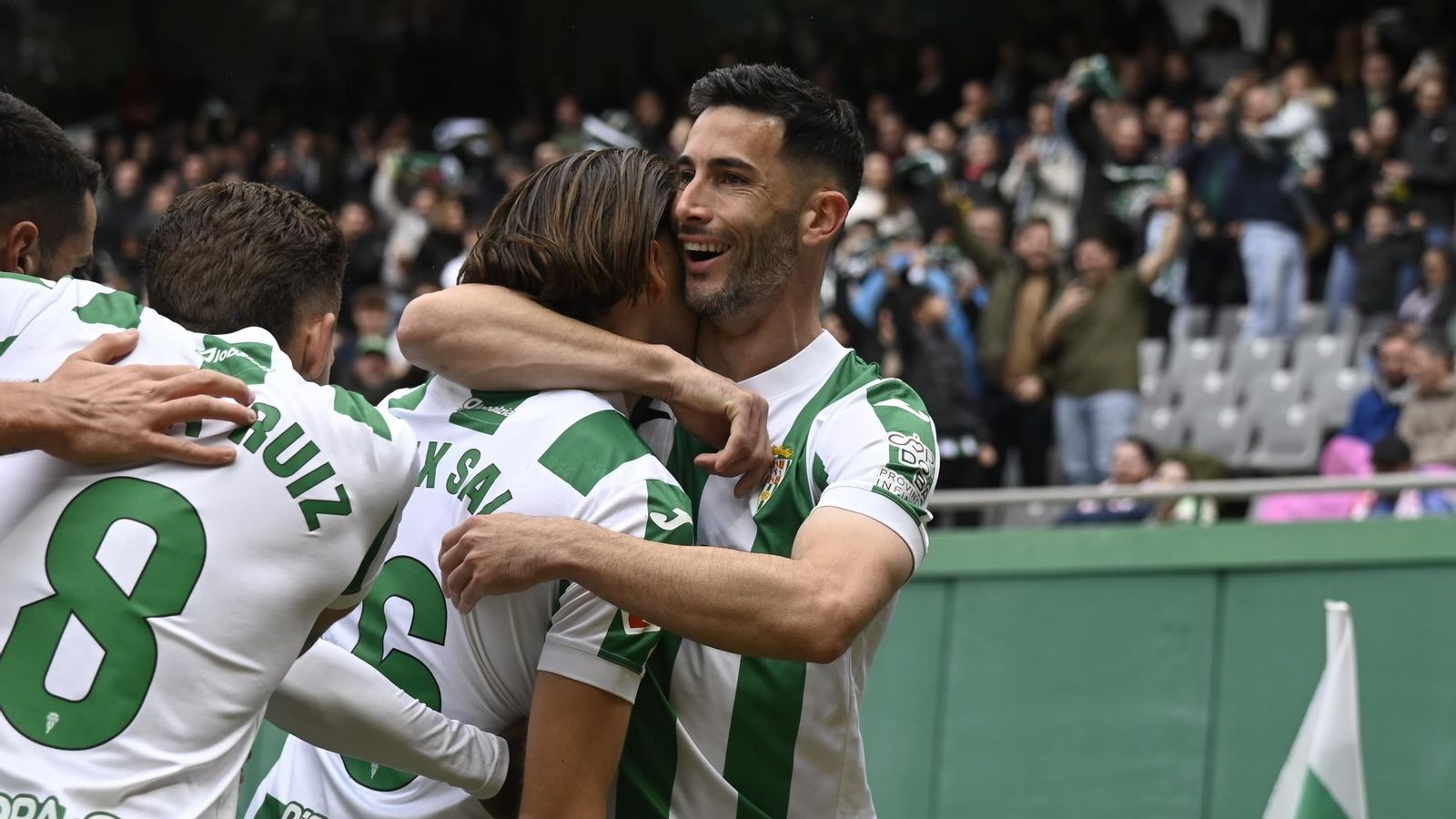 Albarrán abraza a Álex Sala tras el 2-0 del Córdoba CF al Granada.