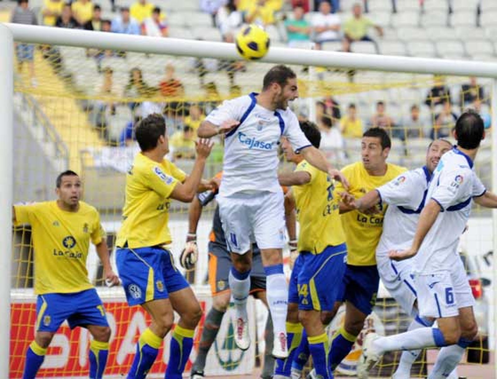 El Xerez da un golpe sobre la mesa y se impune al equipo local con merecimiento alcanzando así la zona de 'play-off' de ascenso. Los de Javi López fueron muy superiores durante todo el encuentro

Foto: LOF