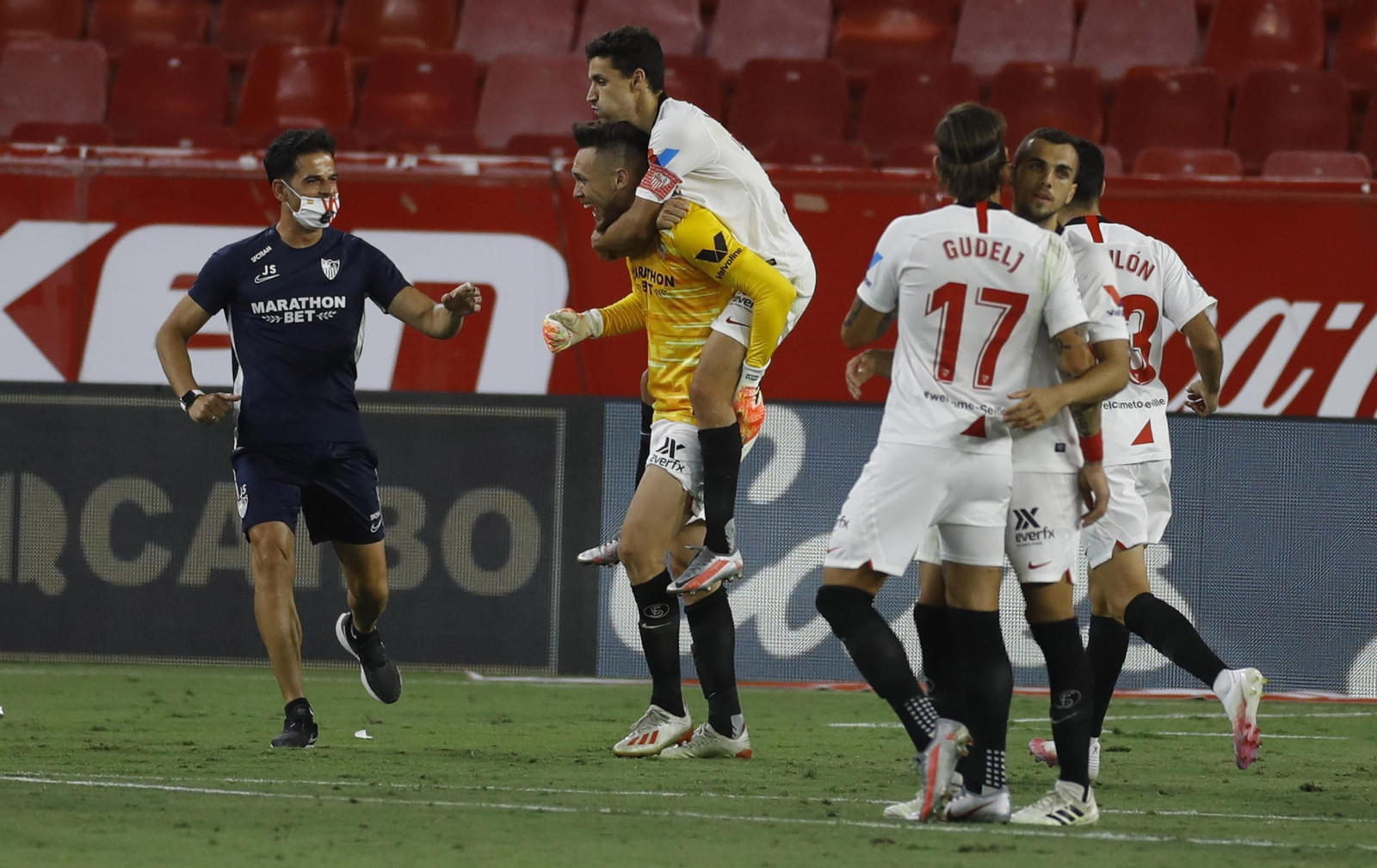 El entrenador de porteros, Silva, se dirige a Ocampos y Jesús Navas, héroes del partido.