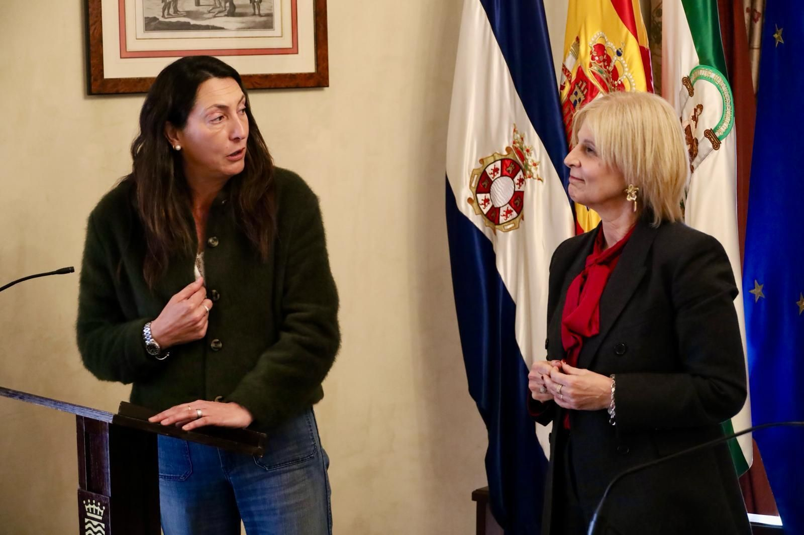 Loles López y María José García-Pelayo, en el Ayuntamiento de Jerez Loles López y María José García-Pelayo, en el Ayuntamiento de Jerez