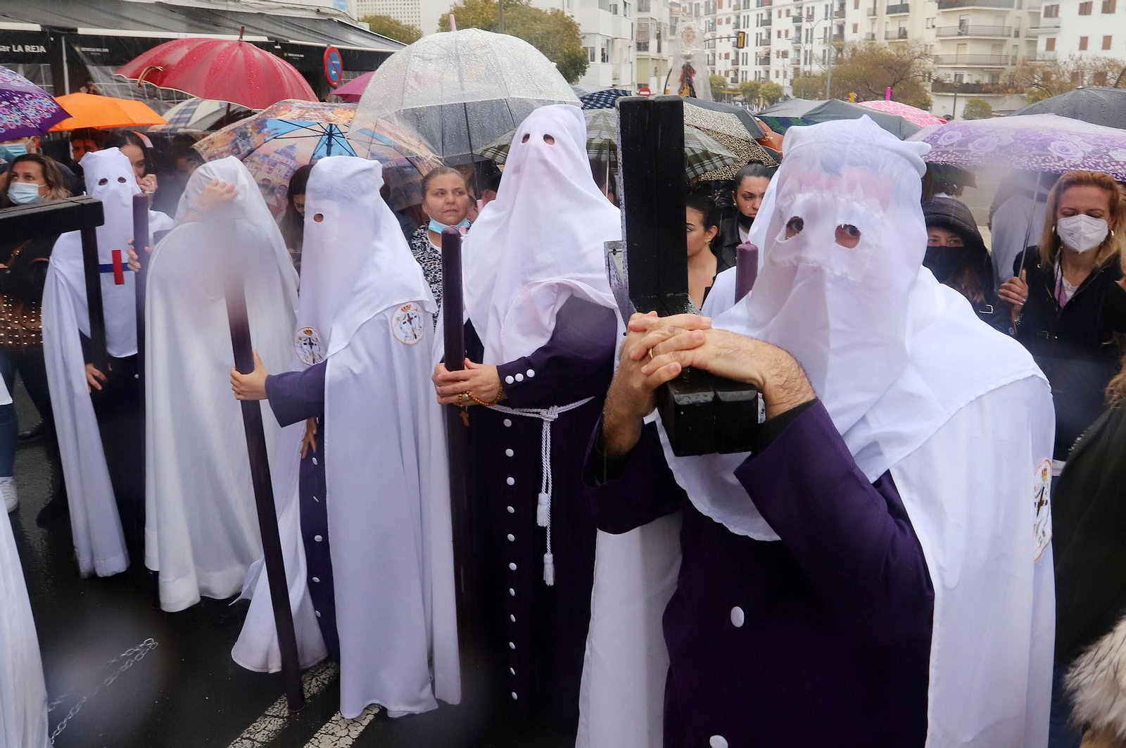 Imágenes de la procesión del Cautivo  bajo la lluvia en Huelva