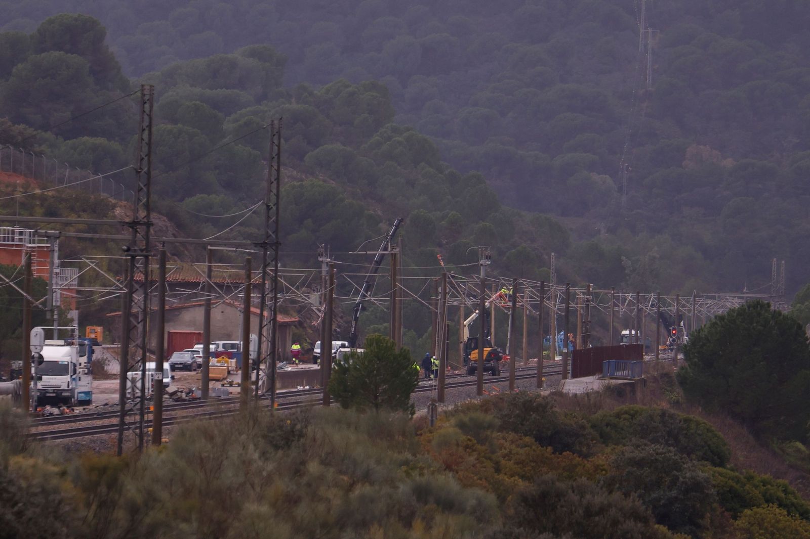Retirados de las vías los últimos restos del tren Alvia siniestrado en Adamuz, en fotos
