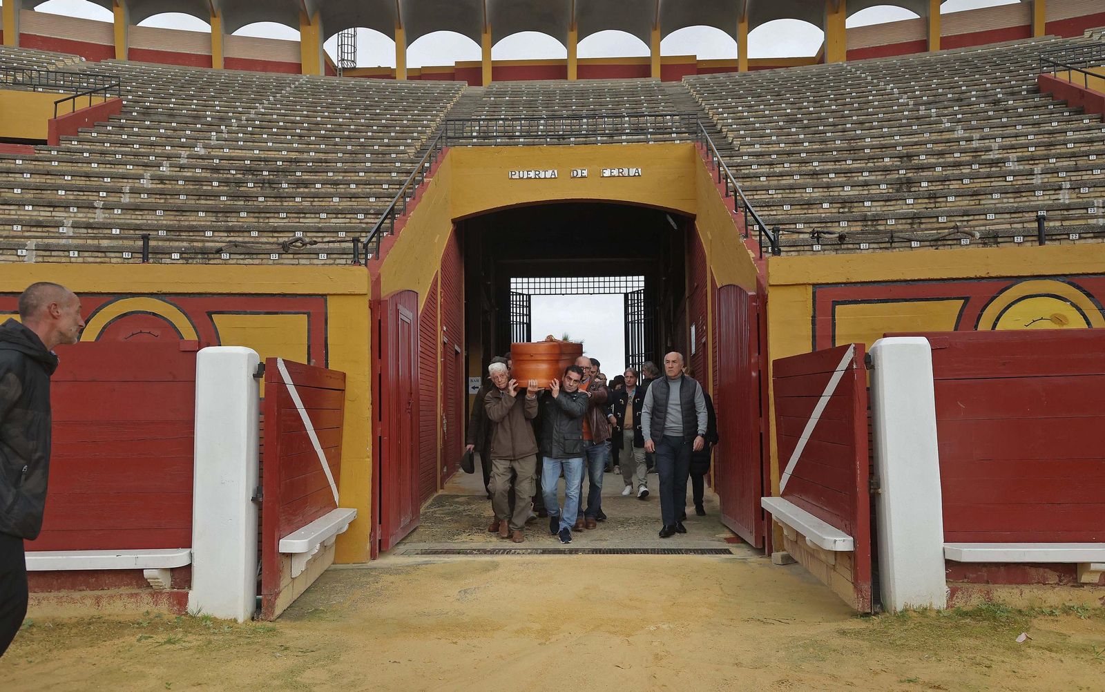 El último adiós al 'Niño de las Coles' en la plaza de toros de Las Palomas, en imágenes