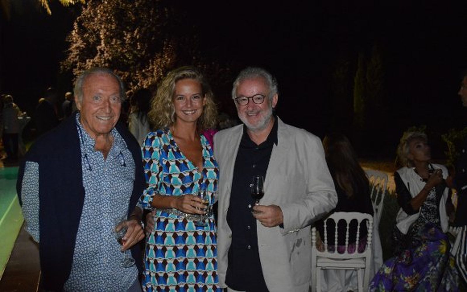 Tomás Terry, Adriana Torres Silva y Fernando Francés, en los jardines de la casa.

Foto: Ignacio Casas de Ciria