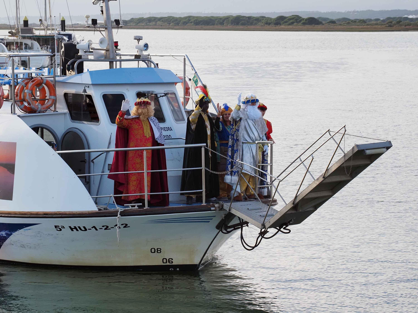 Los Reyes Magos llegan en barco a El Rompido (Cartaya) Los Reyes Magos llegan en barco a El Rompido (Cartaya)