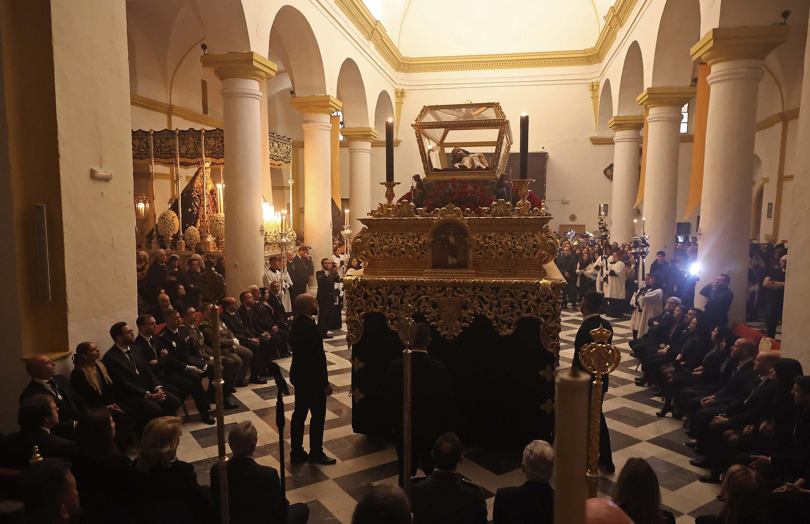 Fotos del Viernes Santo en Algeciras: Misericordia y Santo Entierro