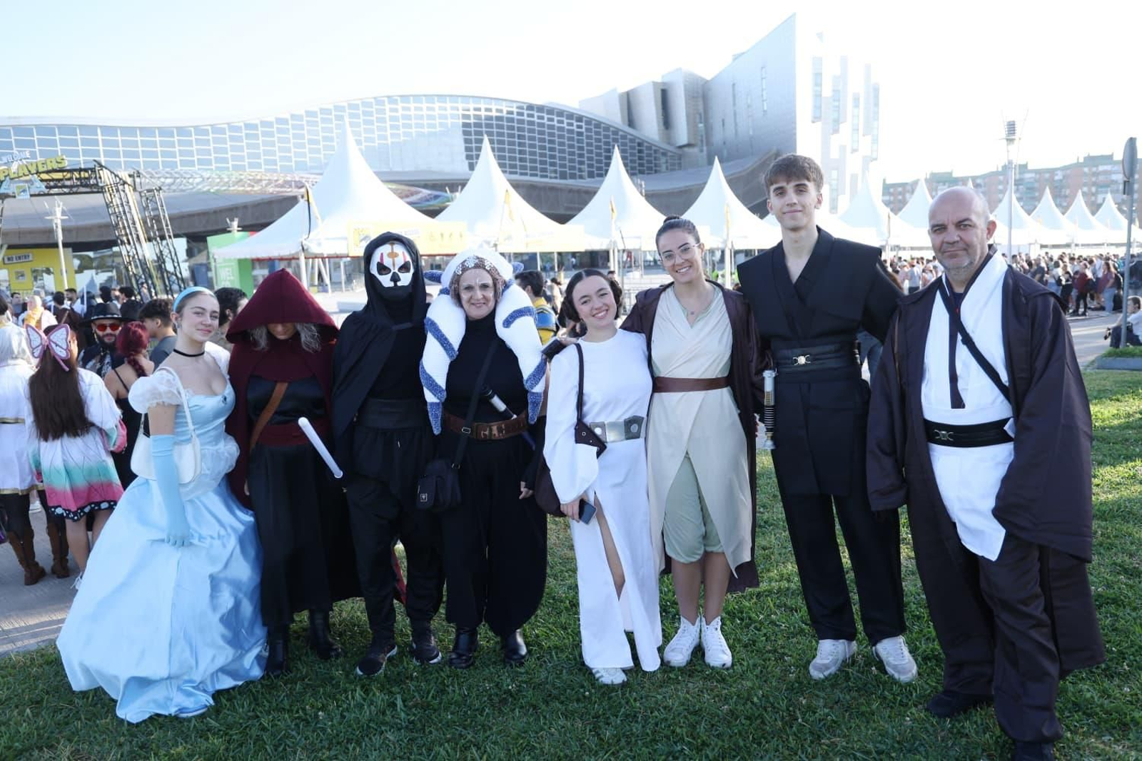 Largas colas para entrar a la Comic-Con de Málaga con héroes y villanos